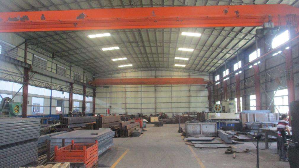 cami&oacute;n con montacargas